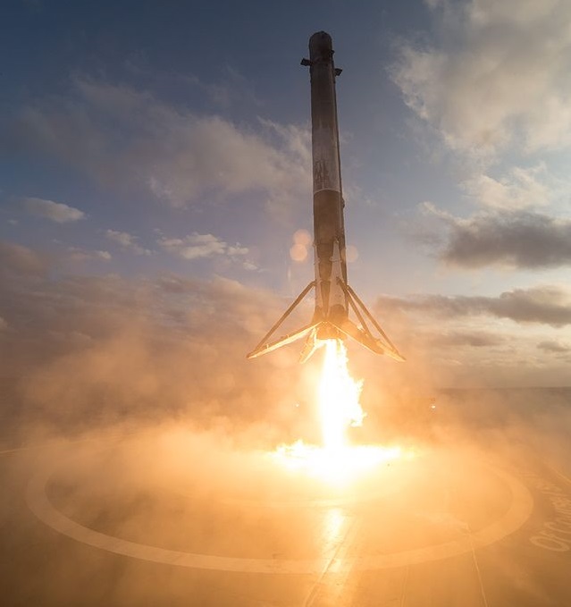 Falcon 9 landing. Wikimedia Commons public domain